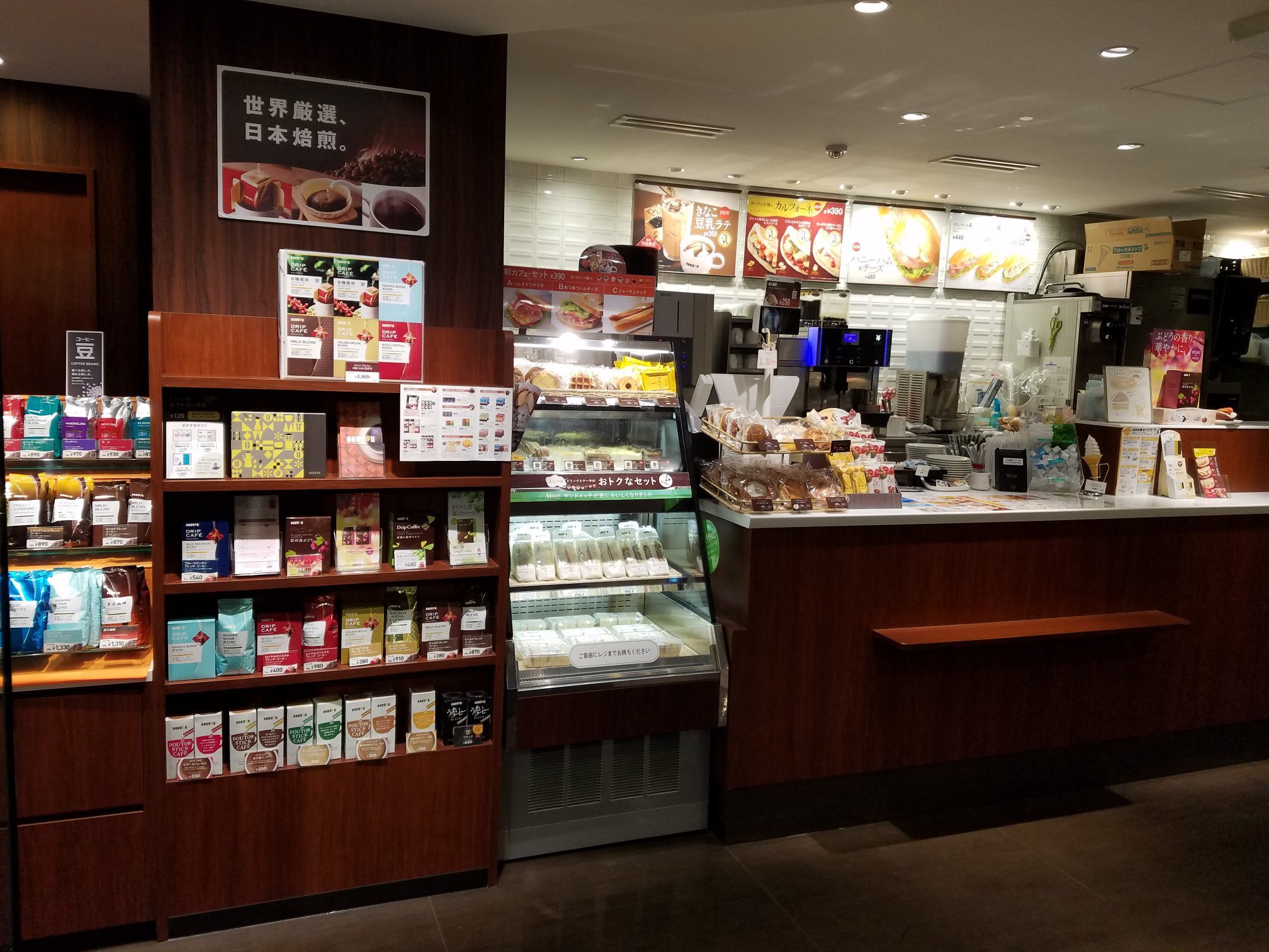 ドトール・コーヒーショップ　仲町台店の売店とレジ